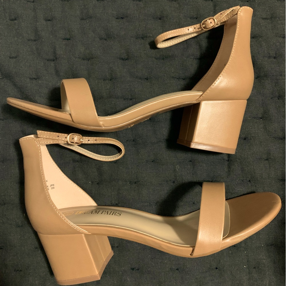 Dream Pairs nude heel - size 9; NWT❣️